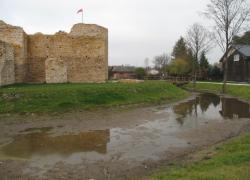 Ruina zamku w Inowłodzu - wieża północno-wschodnia
