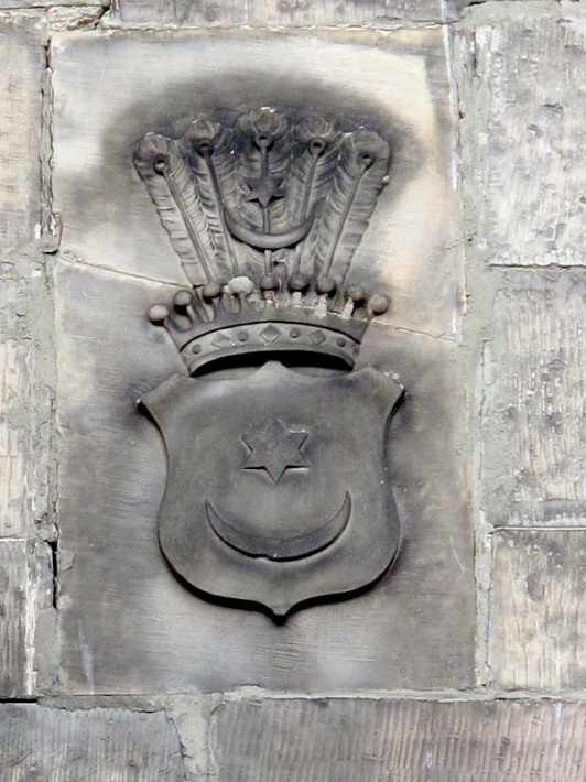 Kolegiata w Końskich - herb Leliwa na elewacji wieży