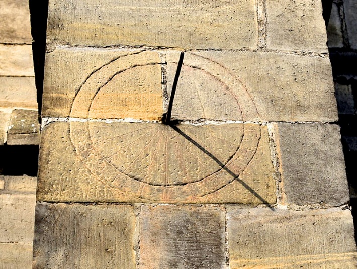 Kolegiata w Końskich - zegar słoneczny z 1621 roku
