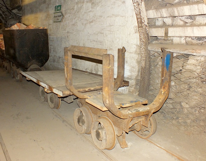 Kopalnia Guido w Zabrzu - różnego typu wagoniki kopalniane