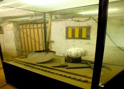 Kopalnia Guido w Zabrzu - wystawa sprzętów górniczych i czapka paradna
